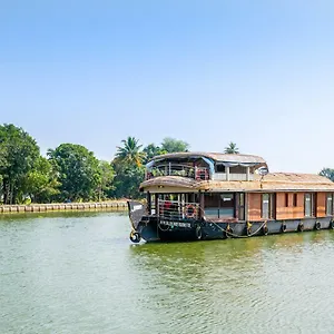 oyo-28400-relax-in-kerala-pamba-3bhk-sharing-houseboat.hotels-alappuzha.com/